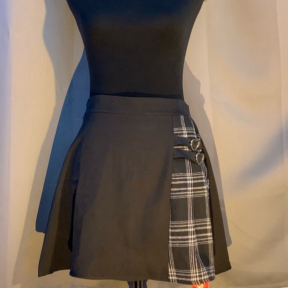 ROMWE Dresses & Skirts - ROMWE Sweetness contrast plaid hearted skirt never worn still with tags
